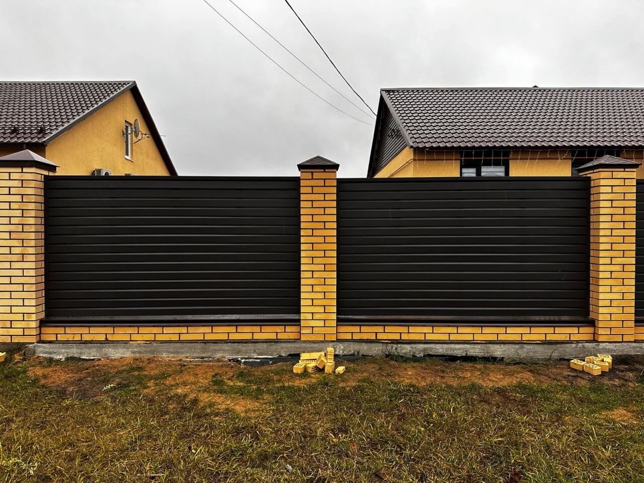 Забор из ламелей Хай-Тек 32м RAL8019/8019 Темный Шоколад двусторонний МАТТЕ фото 1 в Владивостоке