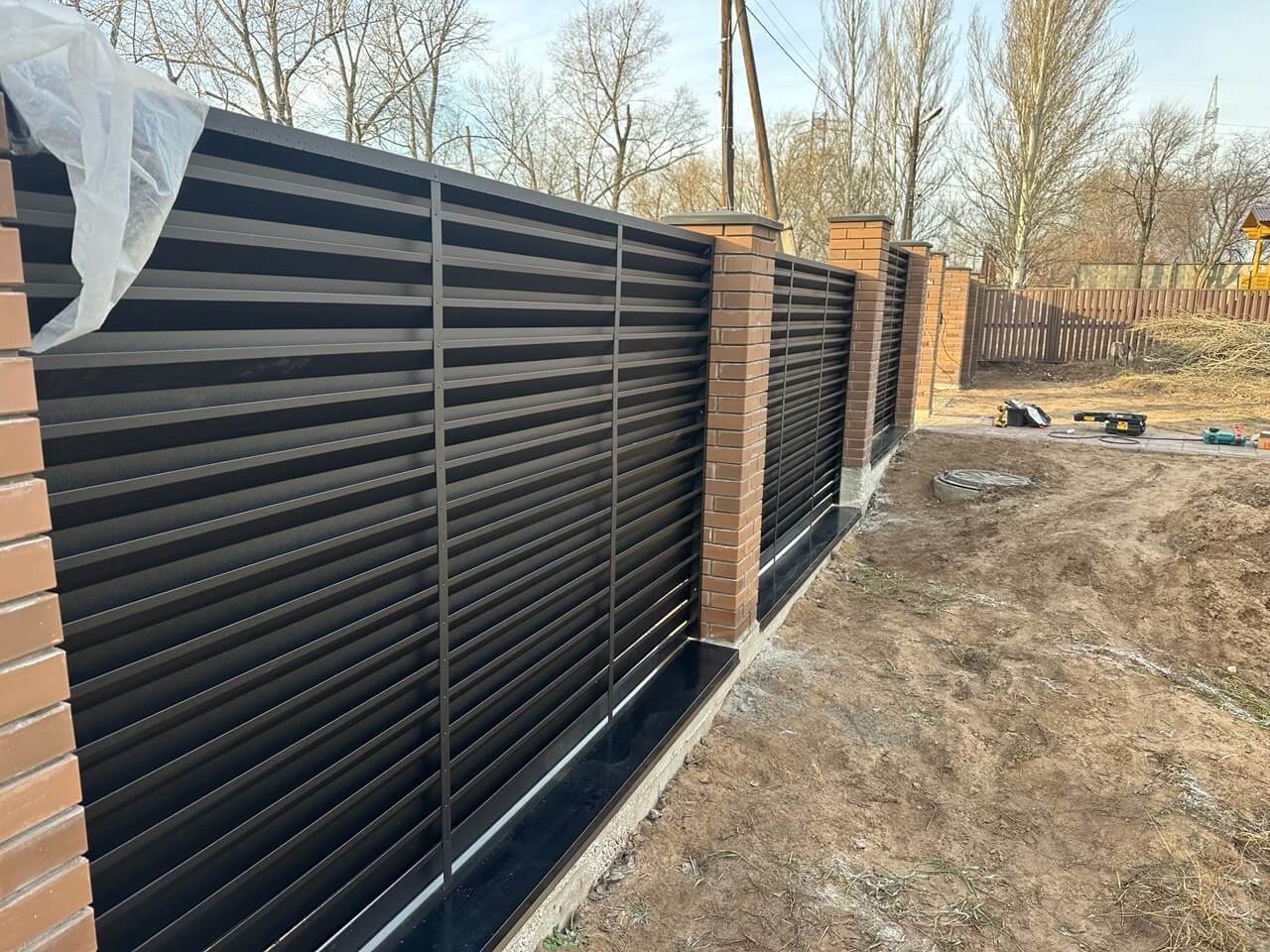 Забор-жалюзи из ламелей Хай-Тек 16м RAL9005/9005 Черный двусторонний МАТТЕ фото 1 в Владивостоке