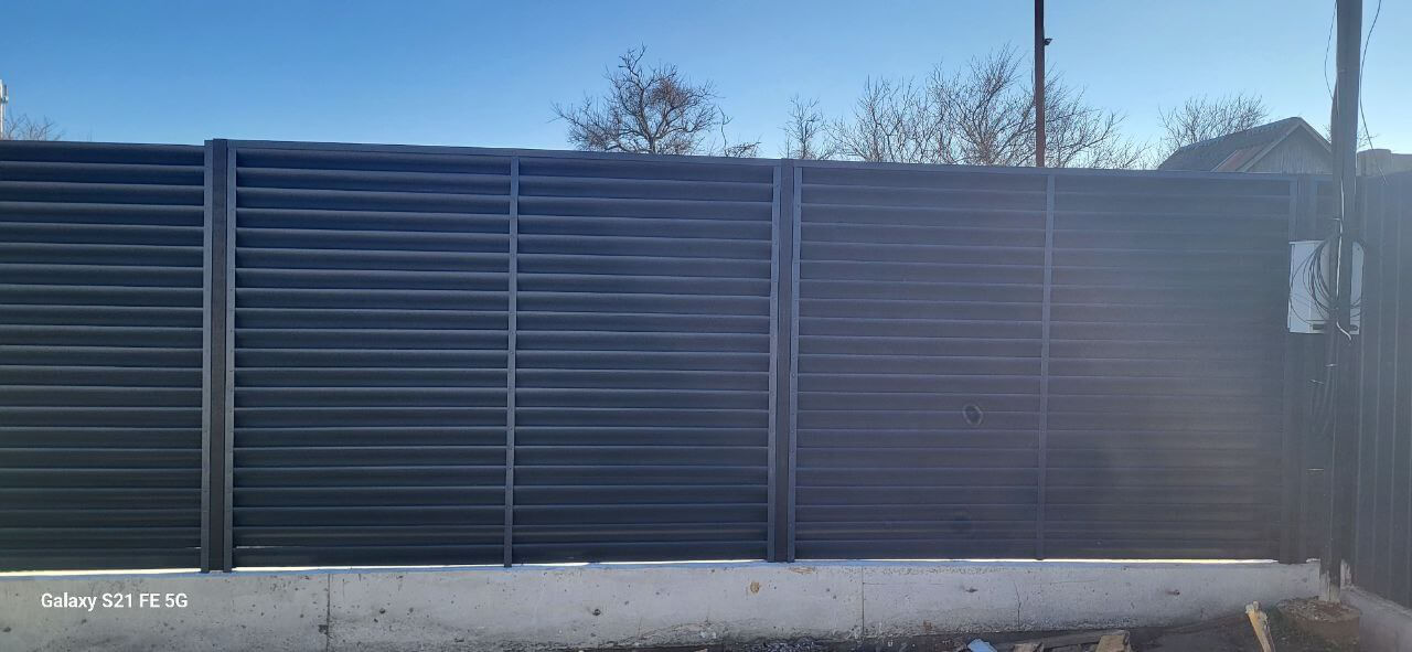 Забор из ламелей еврожалюзи 30м RAL7024/7024 Серый Графит двусторонний фото 6 в Владивостоке