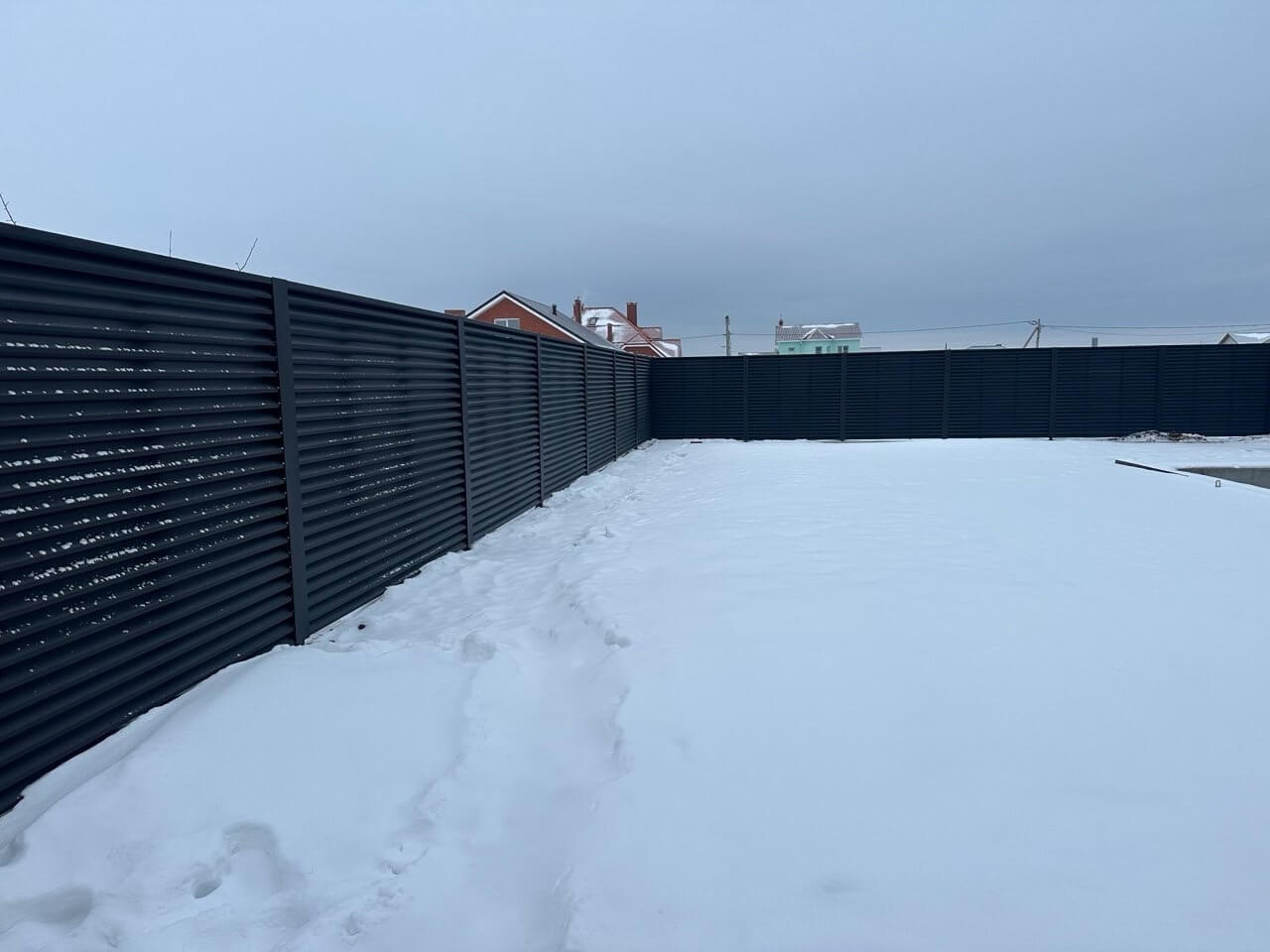 Забор-жалюзи из ламелей ЭКО-Z 130м RAL9005 Черный МАТТЕ фото 3 в Владивостоке