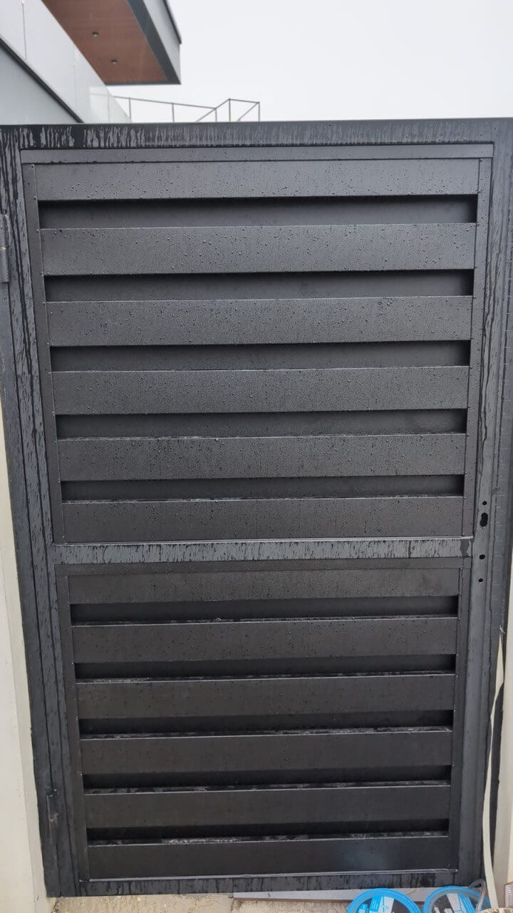 Откатные ворота с калиткой из металлопланкена RAL9005/9005 Черный двусторонний МАТТЕ фото 3 в Владивостоке