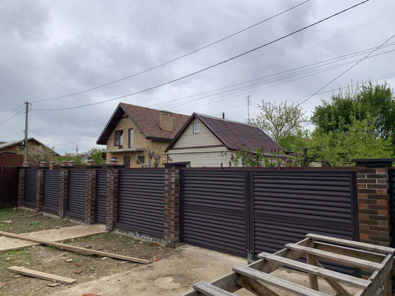 Забор-жалюзи из ламелей Реснички 24м RAL8019/8019 Темный Шоколад двусторонний МАТТЕ фото 2 в Владивостоке