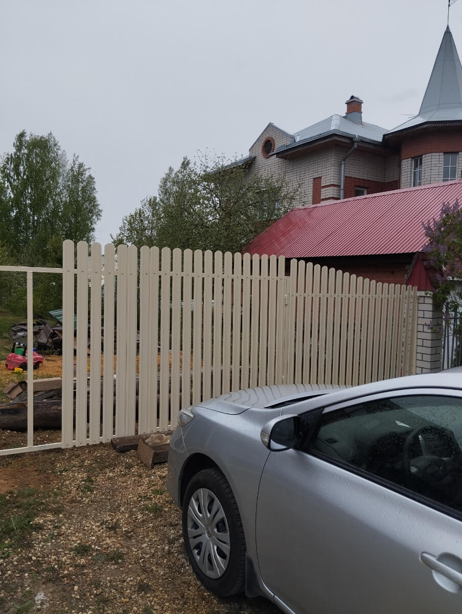 Забор из евроштакетника 9м RAL1015/1015 Слоновая Кость двусторонний фото 1 в Владивостоке