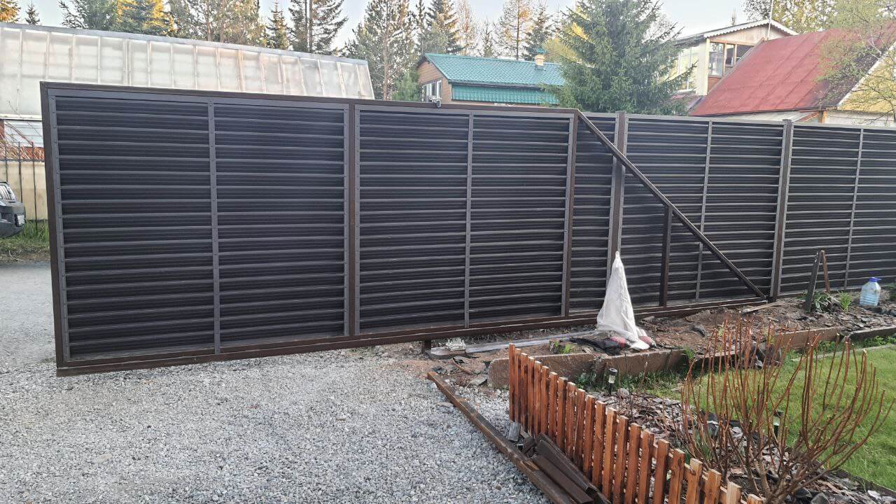 Забор-жалюзи из ламелей ЭКО-Z-US 12м RAL8019/8019 Темный Шоколад двусторонний МАТТЕ фото 3 в Владивостоке