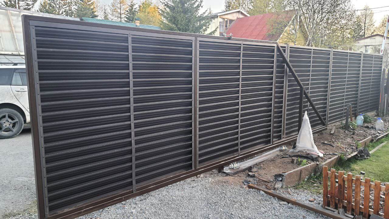 Забор-жалюзи из ламелей ЭКО-Z-US 12м RAL8019/8019 Темный Шоколад двусторонний МАТТЕ фото 1 в Владивостоке