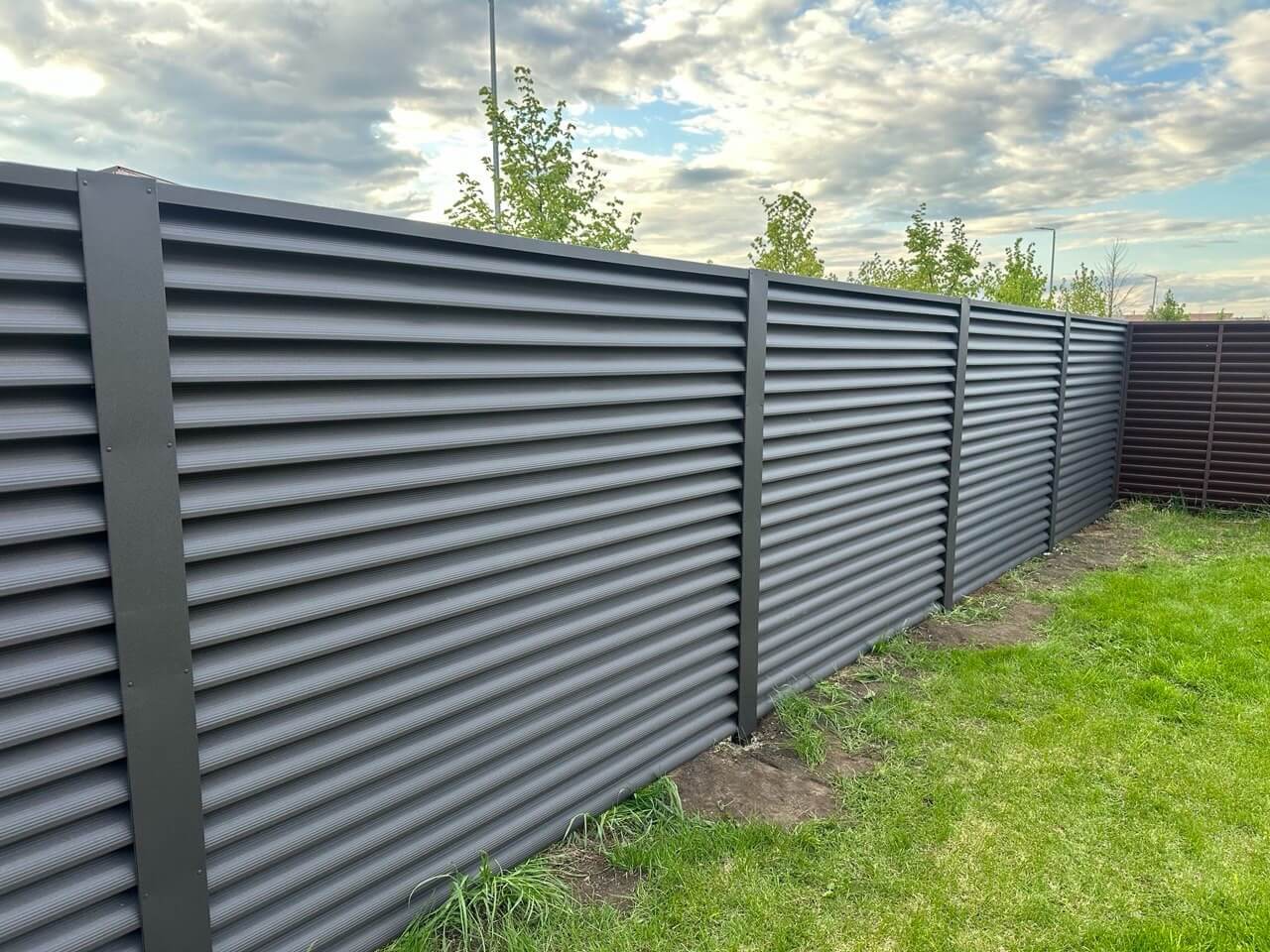 Забор из ламелей еврожалюзи 43м RAL8019/8019 Темный Шоколад двусторонний МАТТЕ фото 1 в Владивостоке
