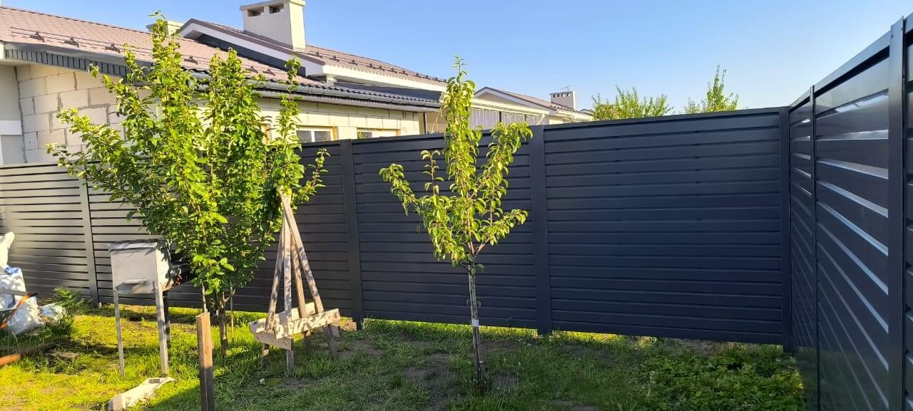 Забор-жалюзи из ламелей Хай-Тек 62м RAL7024/7024 Серый Графит двусторонний фото 4 в Владивостоке