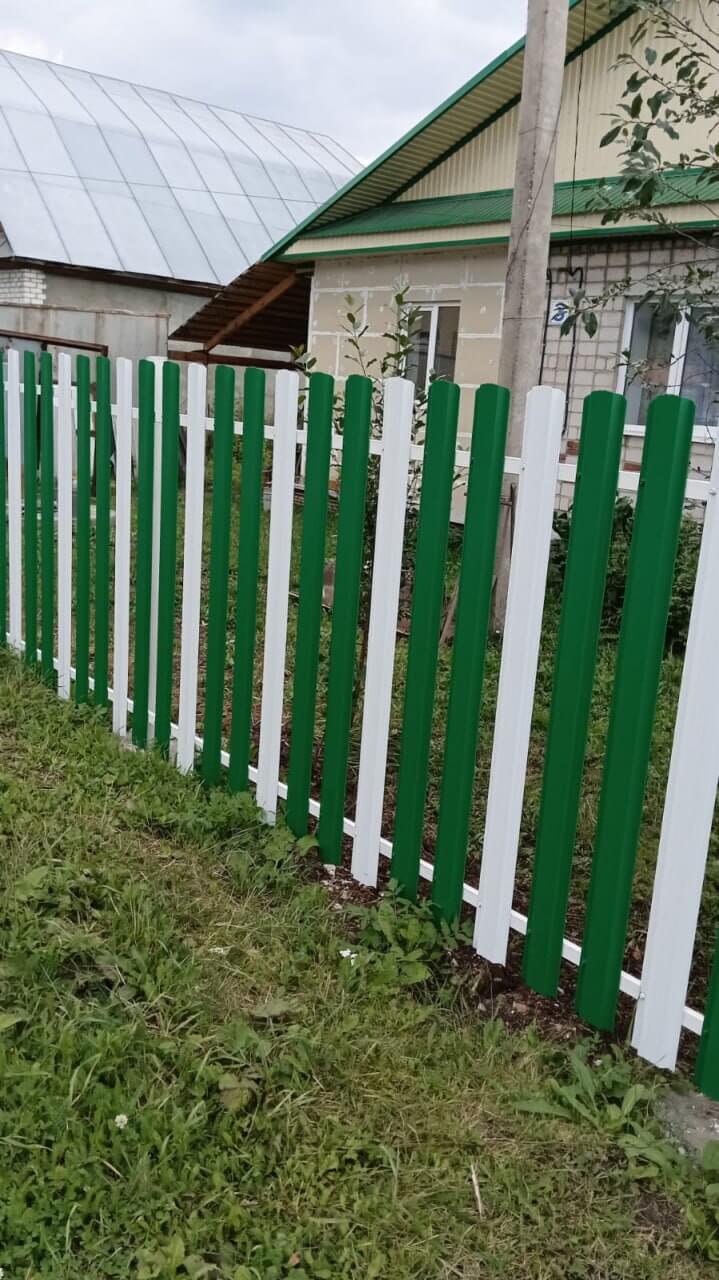 Забор из евроштакетника 10м RAL9003 Белый, RAL6029 Зеленая Мята фото 2 в Владивостоке
