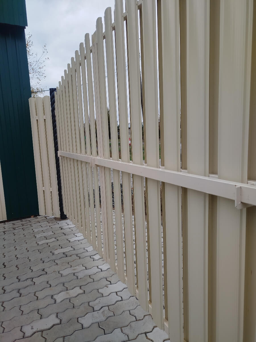 Забор из евроштакетника 14м RAL1015/1015 Слоновая Кость двусторонний фото 4 в Владивостоке