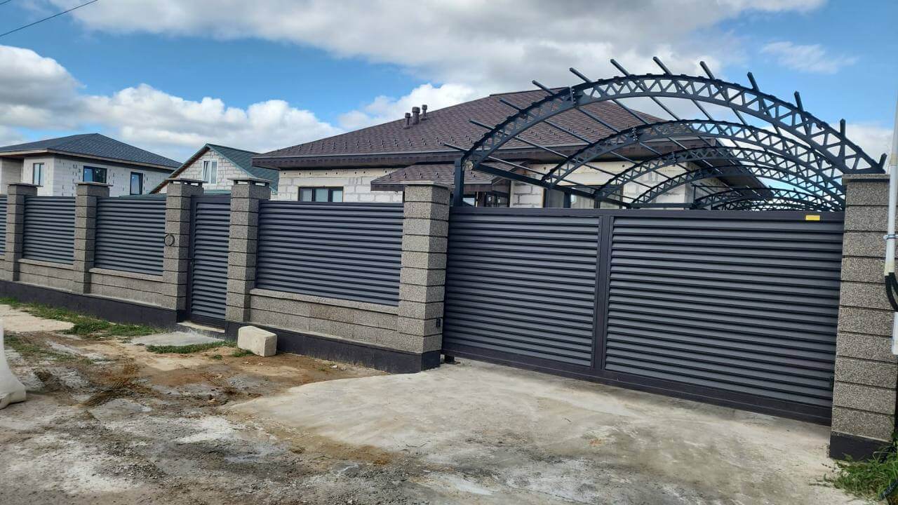 Забор-жалюзи из ламелей Реснички 27м RAL8019/8019 Темный Шоколад двусторонний МАТТЕ фото 2 в Владивостоке