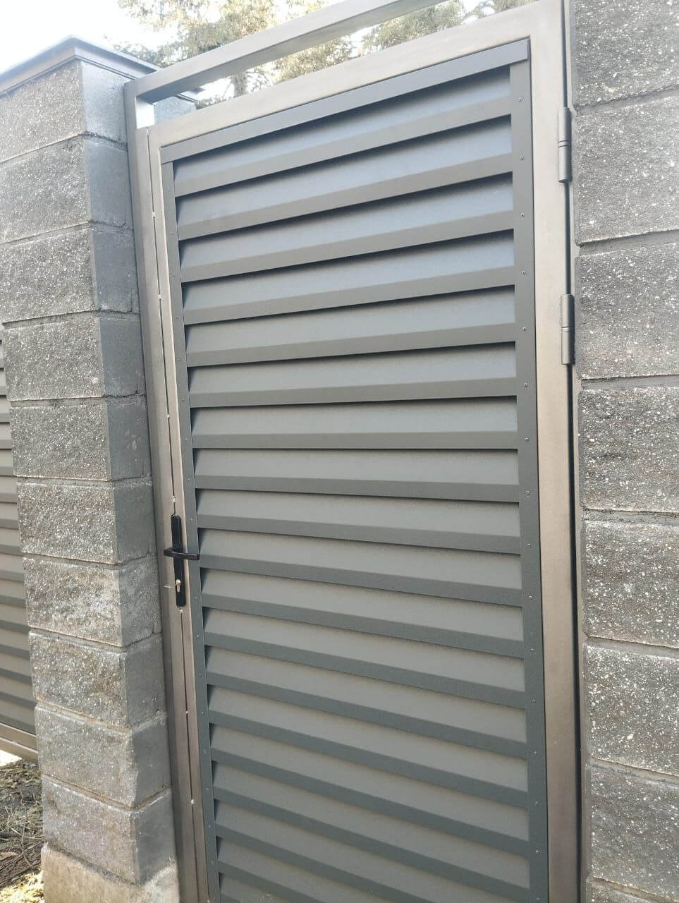 Откатные ворота с калиткой из ламелей Реснички RAL7024/7024 Серый Графит двусторонний МАТТЕ фото 2 в Владивостоке
