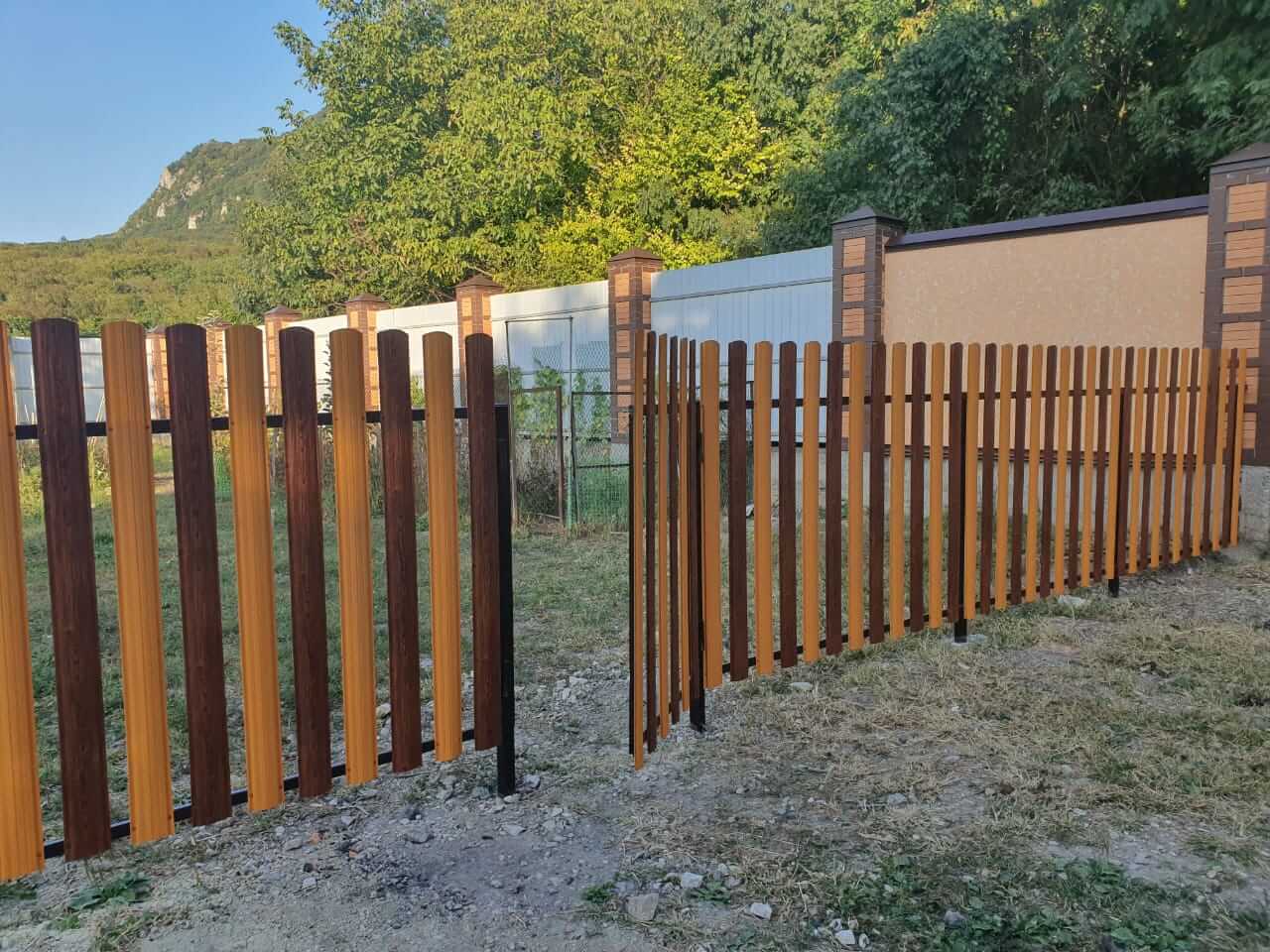 Забор из евроштакетника 10м в двух цветах: Тик + Темное Дерево Printech фото 1 в Владивостоке
