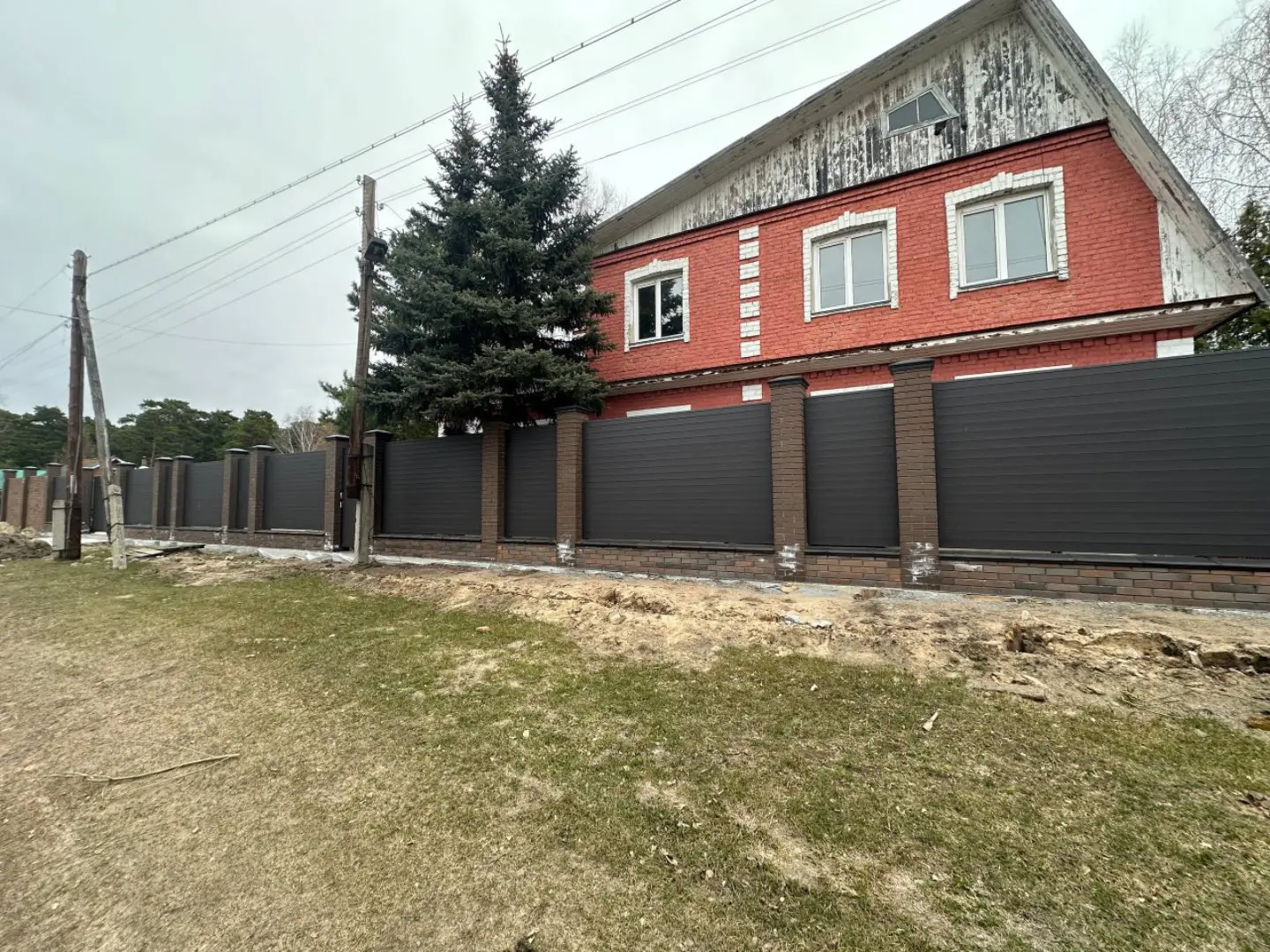 Забор-ранчо из металлического планкена 28м RAL8019 Темный Шоколад МАТТЕ фото 2 в Владивостоке