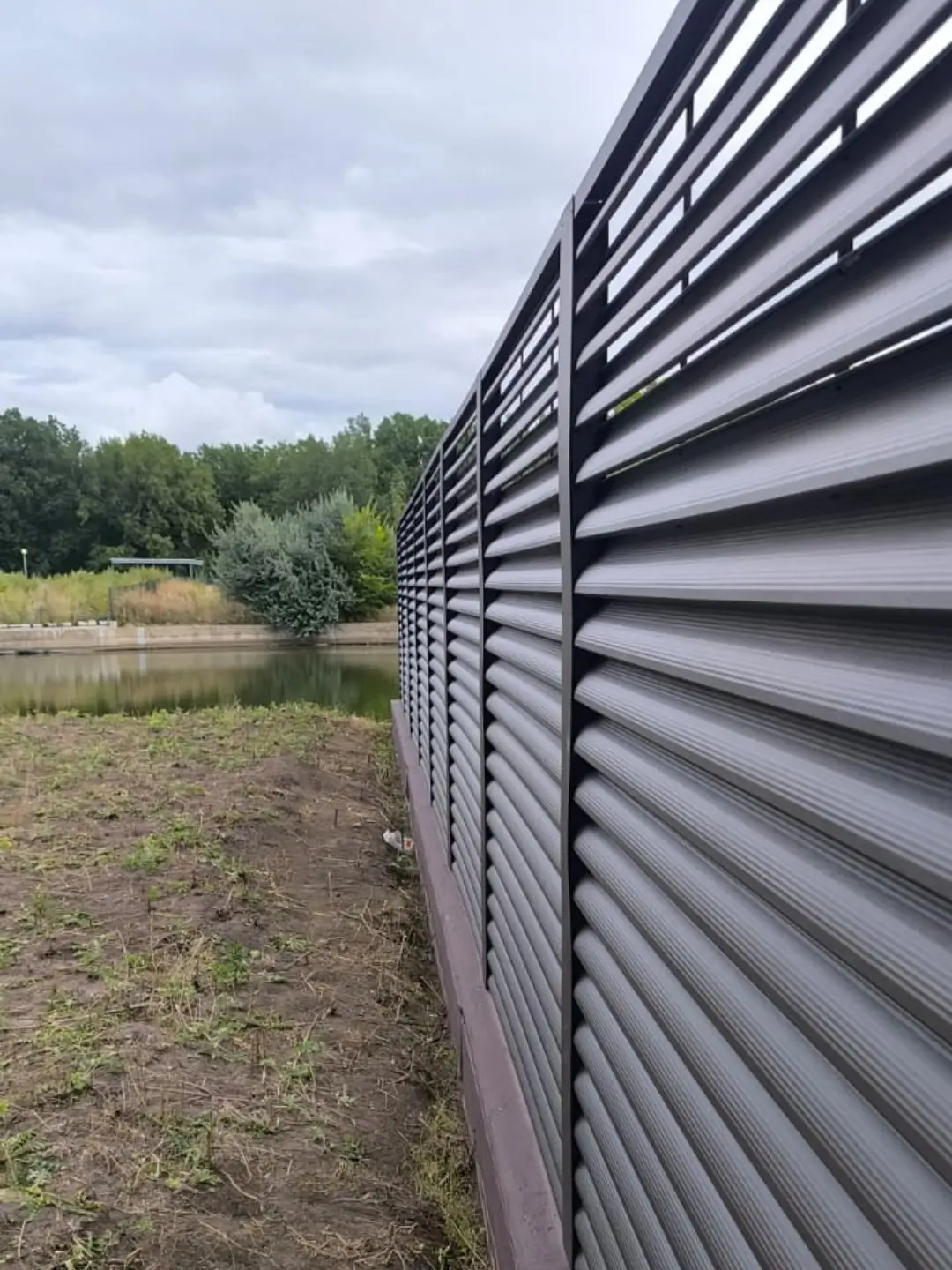 Забор-жалюзи из ламелей еврожалюзи 86м RAL8019/8019 Темный Шоколад двусторонний МАТТЕ фото 7 в Владивостоке