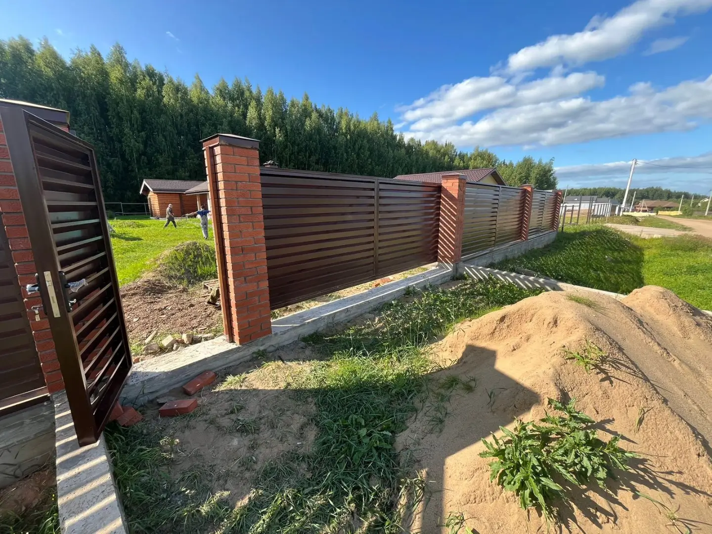 Забор-жалюзи из ламелей Хай-Тек 26м RAL8017/8017 Шоколад двусторонний фото 5 в Владивостоке