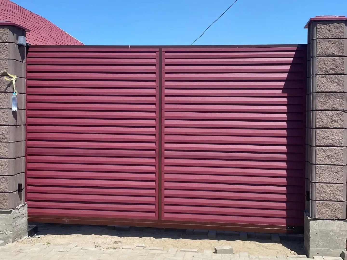 Входная группа из ламелей Реснички RAL3005 Красное Вино Rooftop Бархат фото 1 в Владивостоке