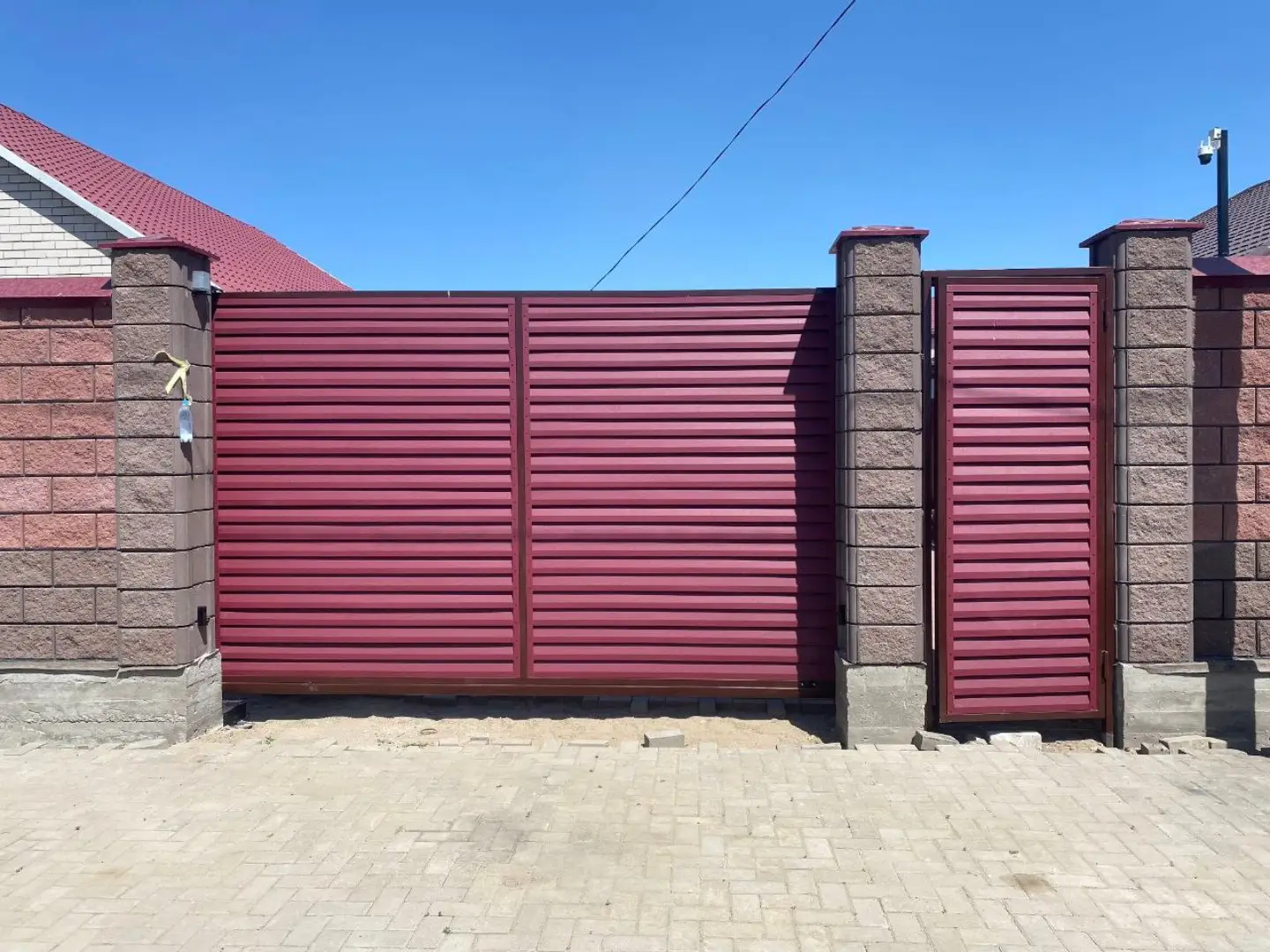 Входная группа из ламелей Реснички RAL3005 Красное Вино Rooftop Бархат в Владивостоке