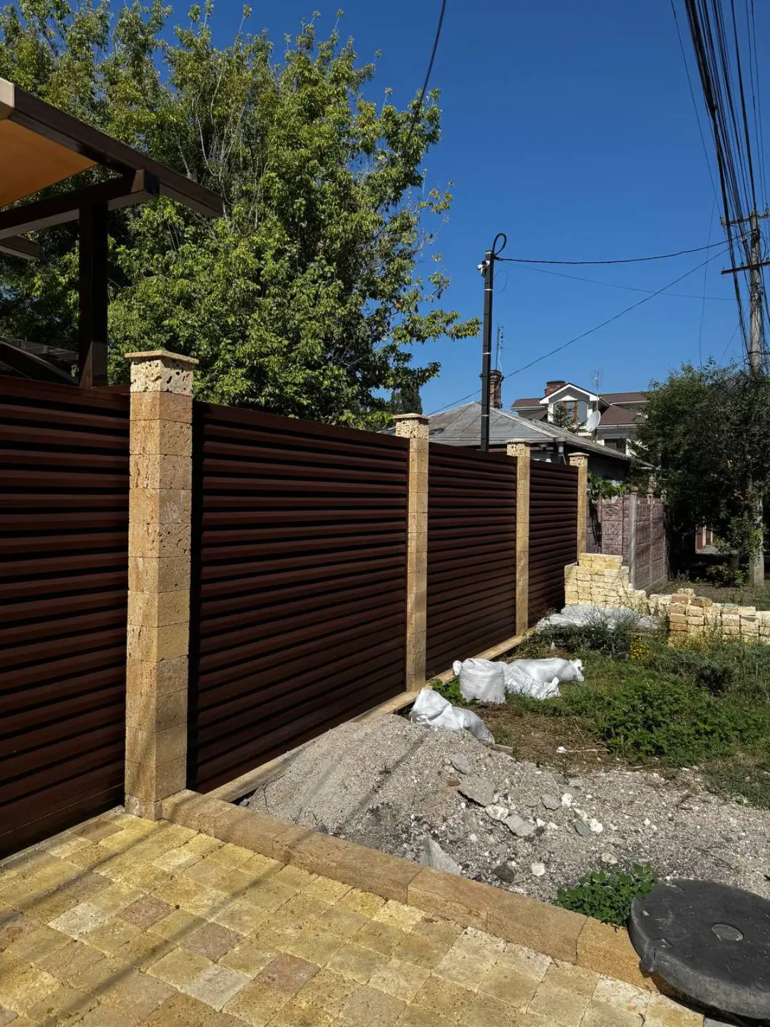 Забор-жалюзи из ламелей Реснички 12м RAL8017 Шоколад МАТТЕ фото 6 в Владивостоке