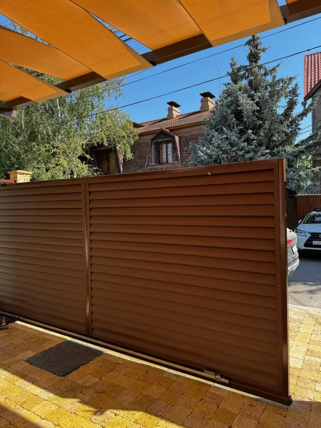 Забор-жалюзи из ламелей Реснички 12м RAL8017 Шоколад МАТТЕ фото 3 в Владивостоке