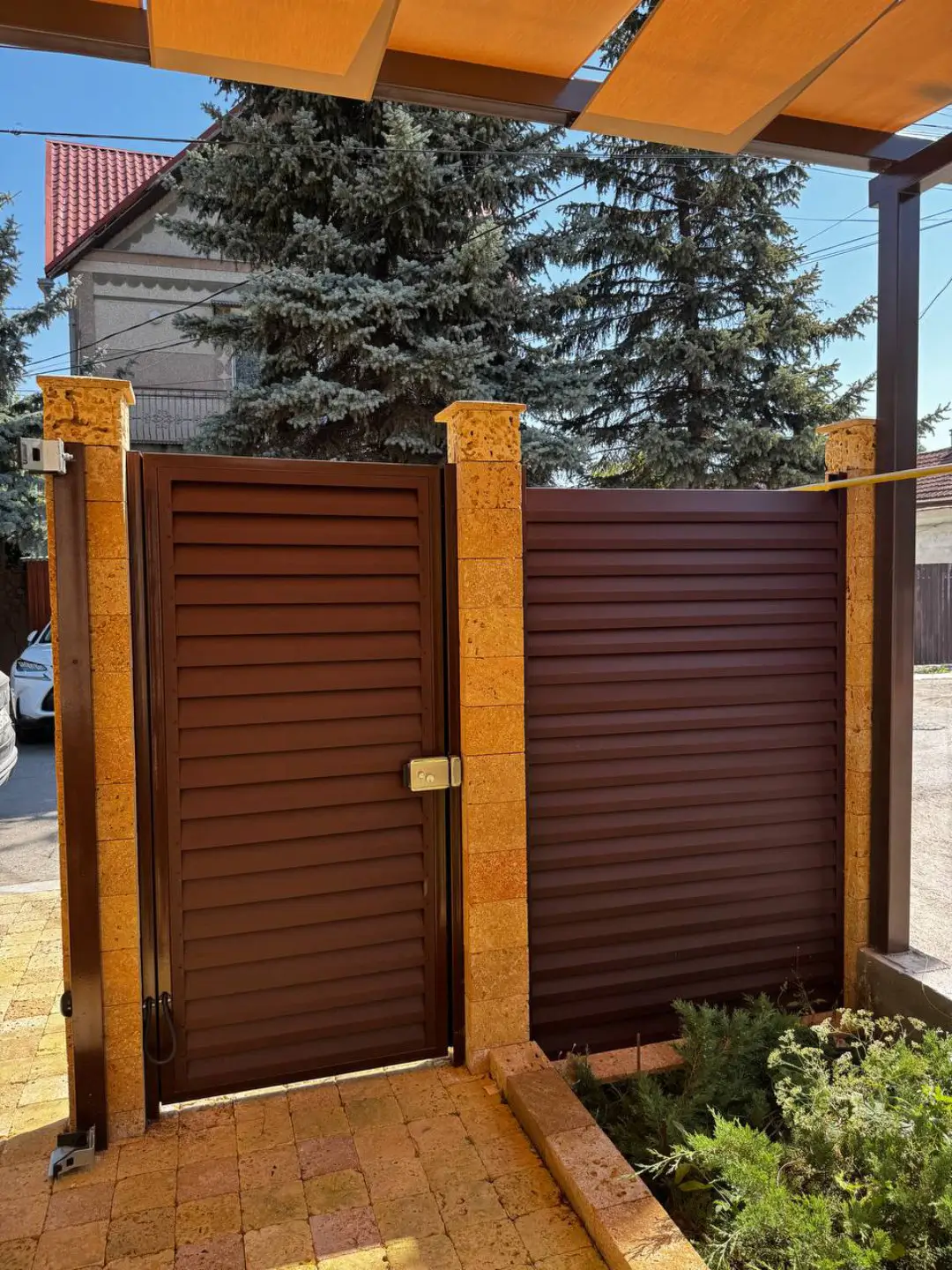 Забор-жалюзи из ламелей Реснички 12м RAL8017 Шоколад МАТТЕ фото 1 в Владивостоке
